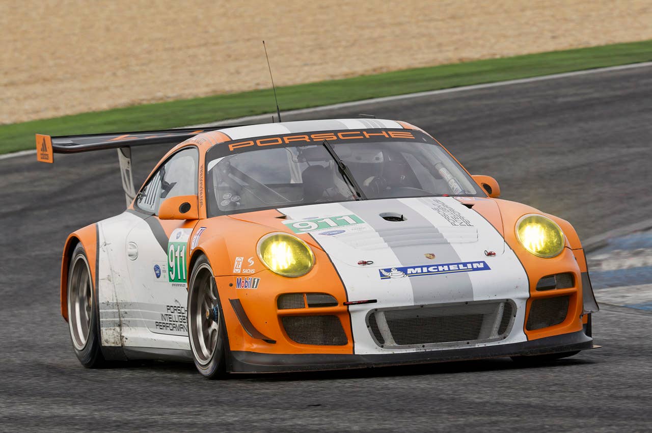 Porsche 911 GT3 R Hybrid 2.0 driving