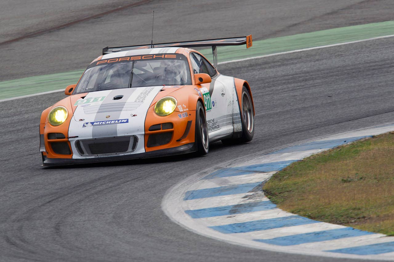 Porsche 911 GT3 R Hybrid 2.0 driving