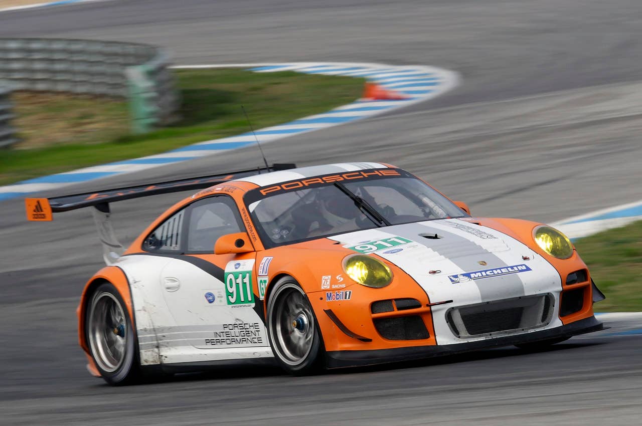 Porsche 911 GT3 R Hybrid 2.0 driving