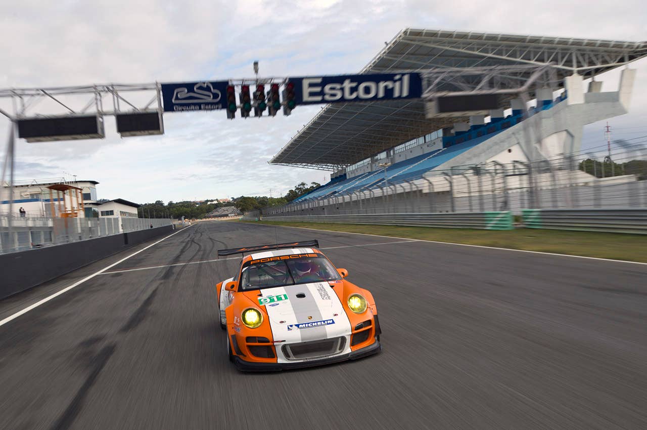 Porsche 911 GT3 R Hybrid 2.0 driving