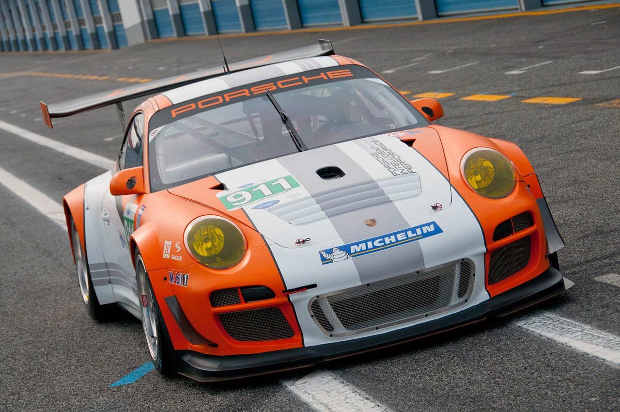 Porsche 911 GT3 R Hybrid 2.0 front 3/4 view