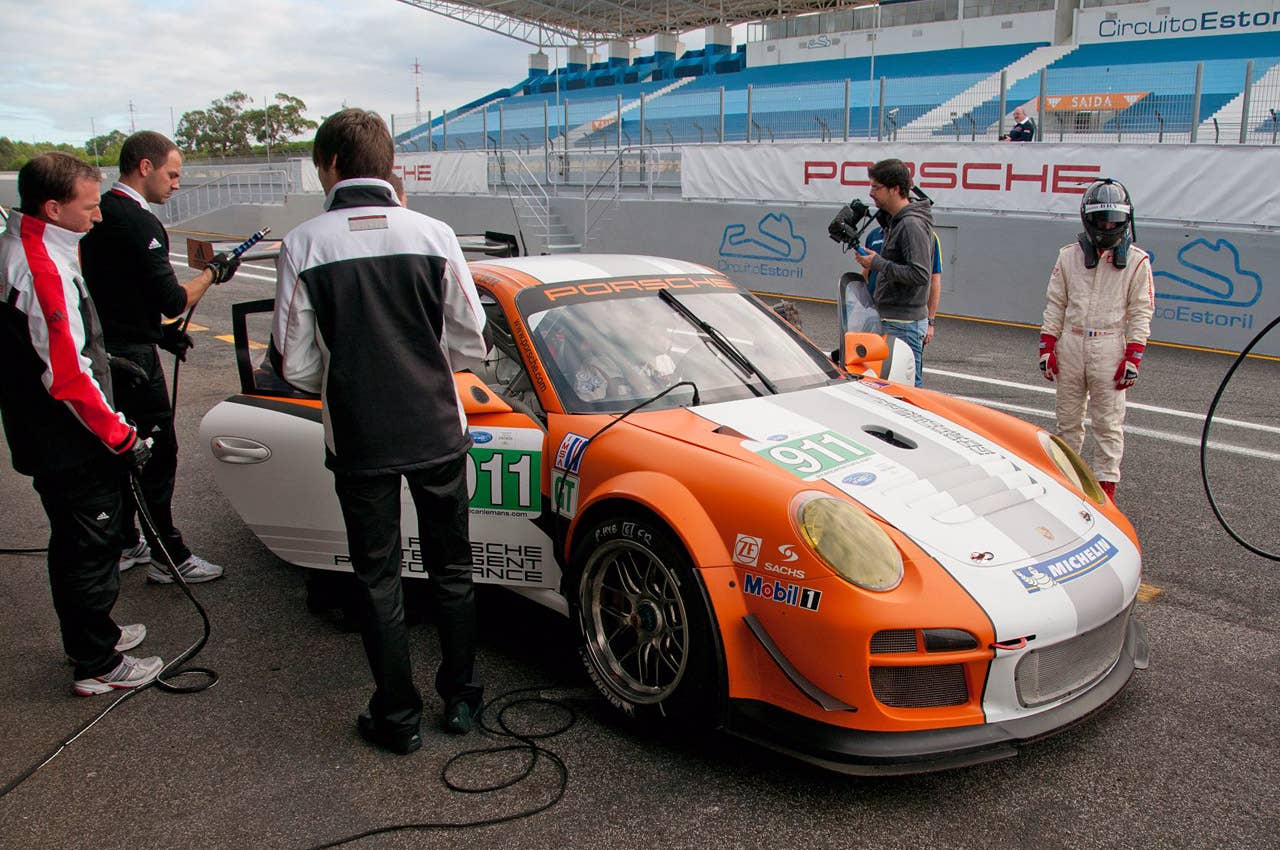 Porsche 911 GT3 R Hybrid 2.0 in the pits