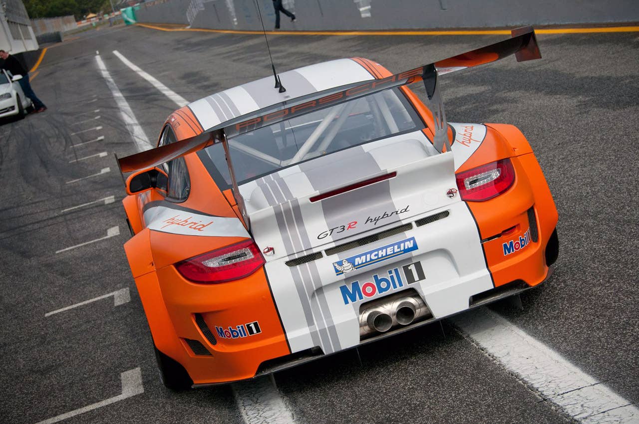 Porsche 911 GT3 R Hybrid 2.0 rear 3/4 view