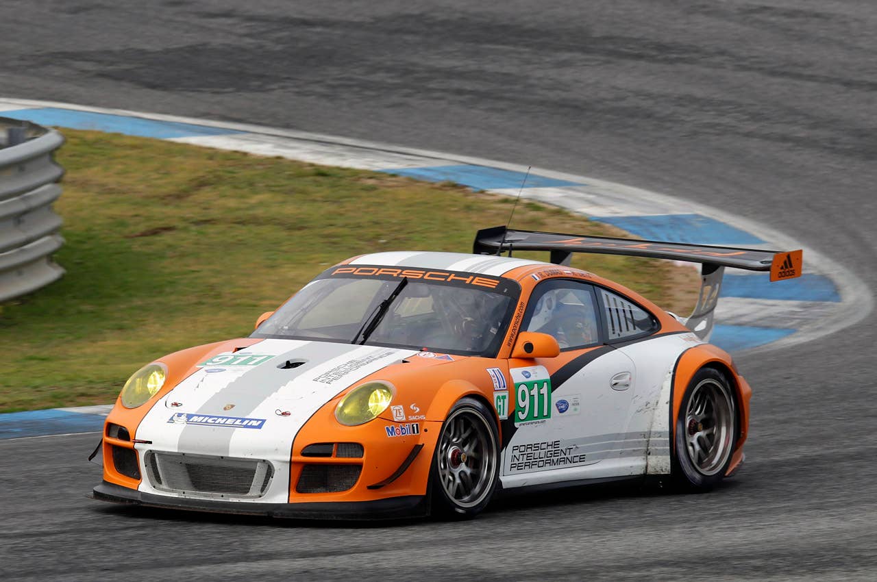 Porsche 911 GT3 R Hybrid 2.0 driving