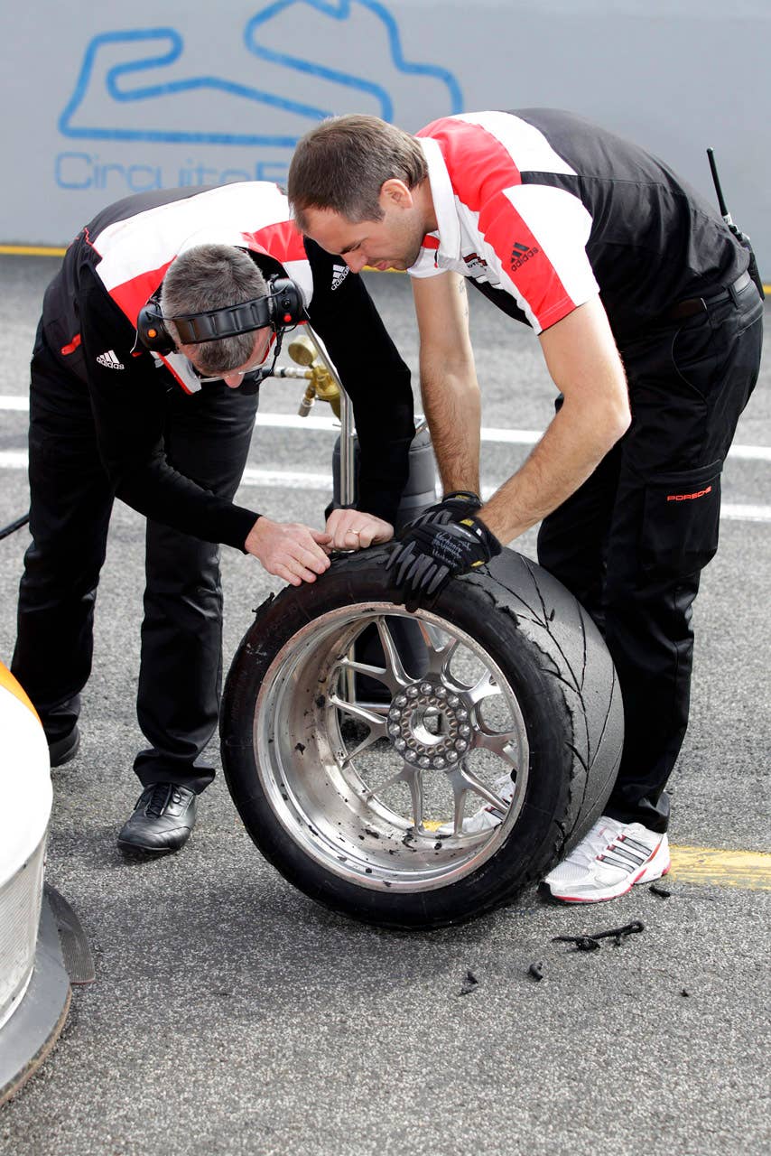 Porsche 911 GT3 R Hybrid 2.0 wheel change