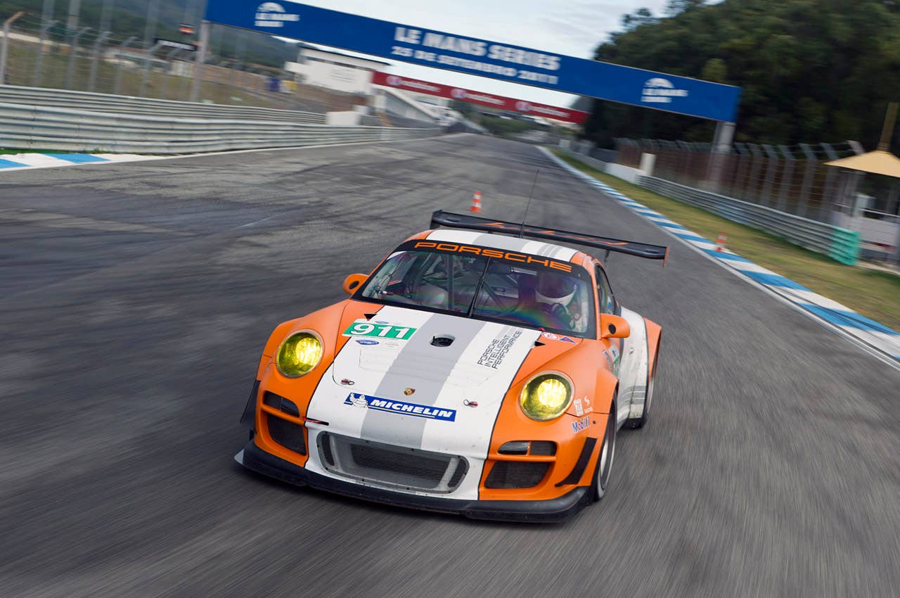 Porsche 911 GT3 R Hybrid 2.0 driving