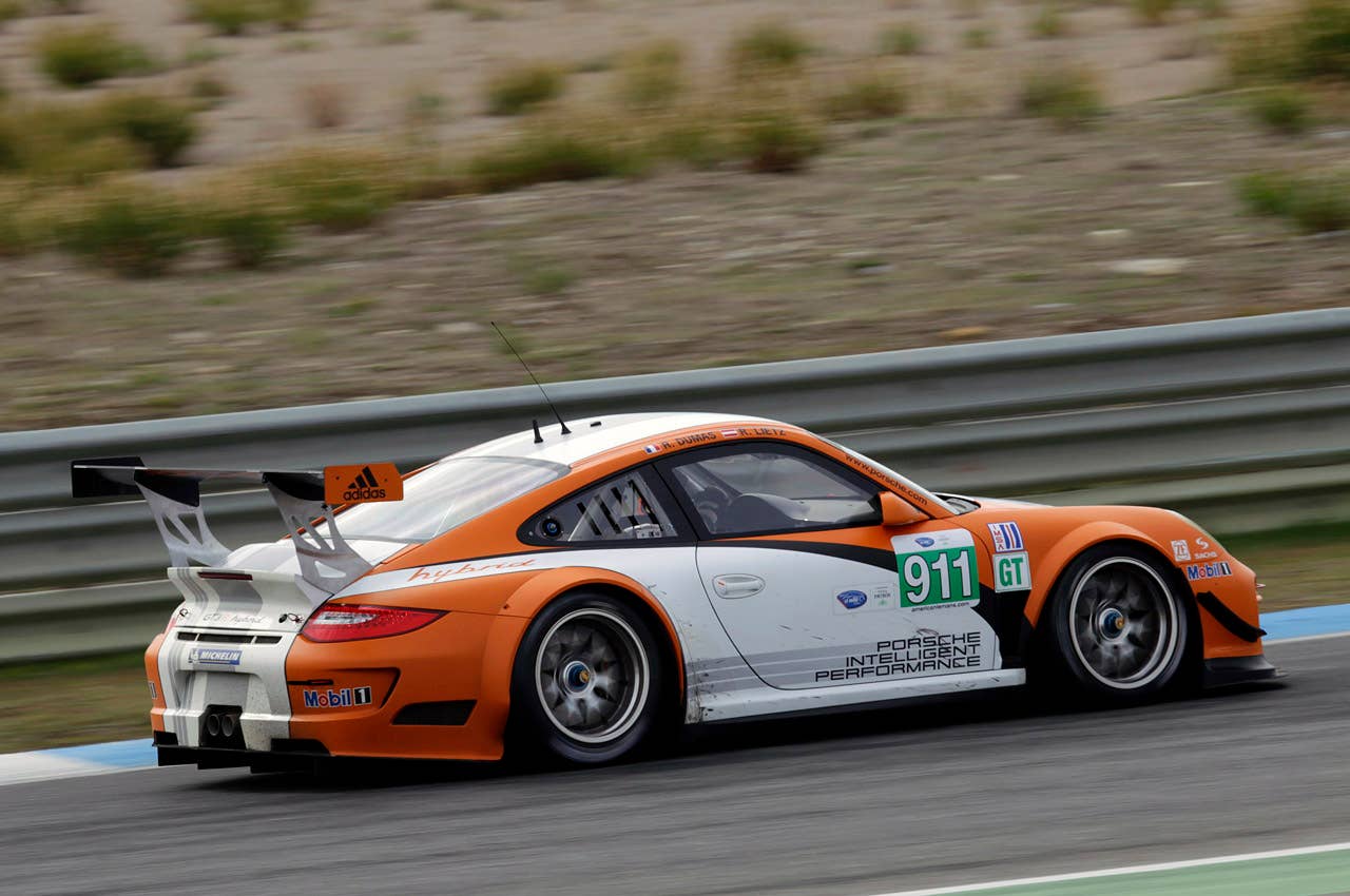 Porsche 911 GT3 R Hybrid 2.0 driving