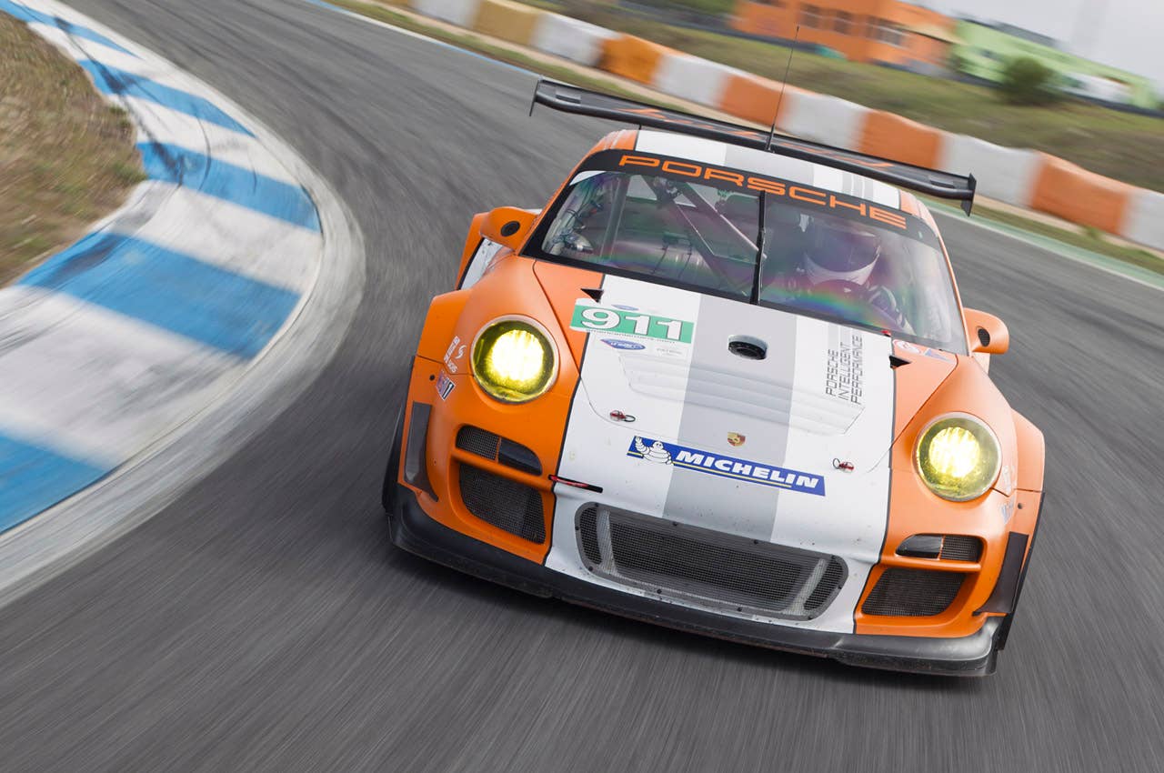 Porsche 911 GT3 R Hybrid 2.0 driving