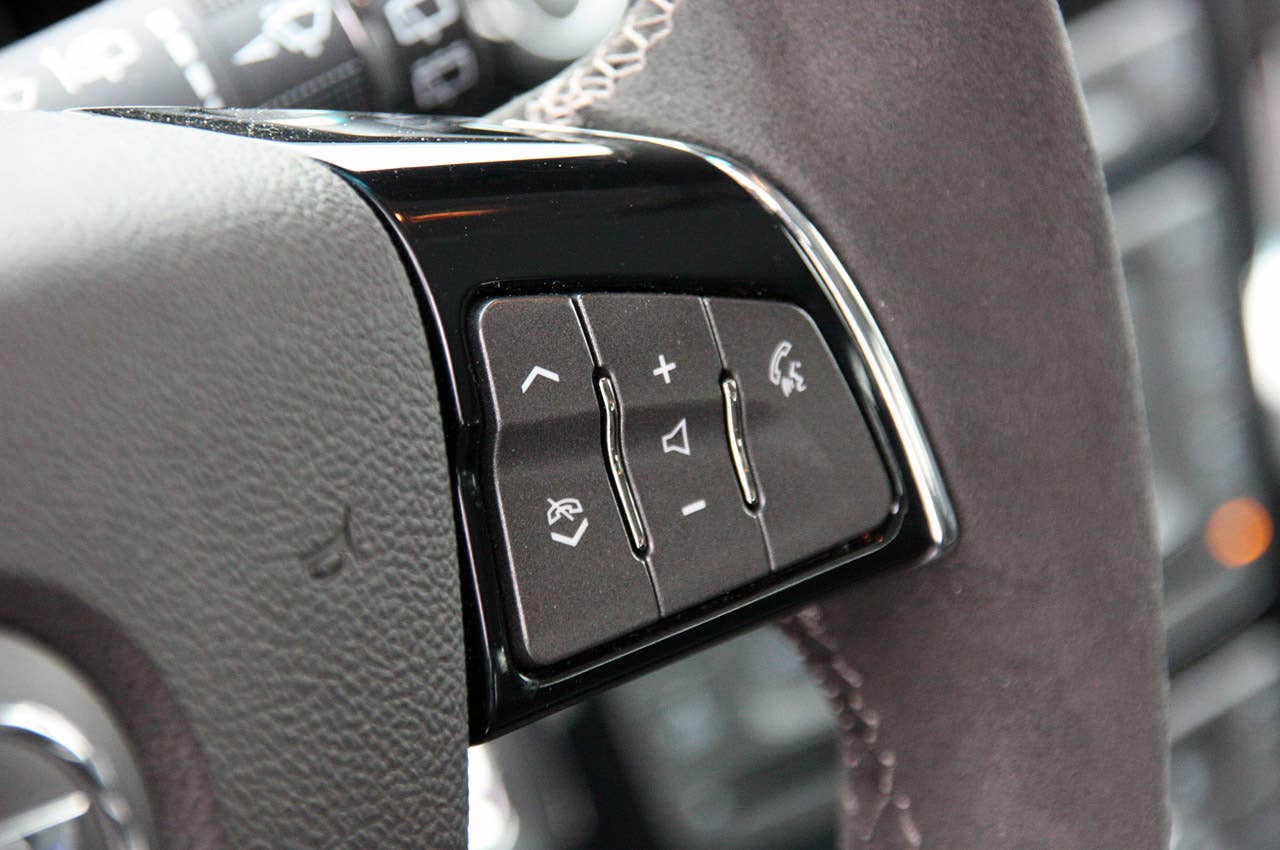 2011 Cadillac CTS-V Sport Wagon steering wheel controls