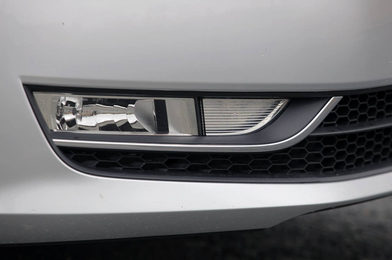 2012 Volkswagen Passat fog light
