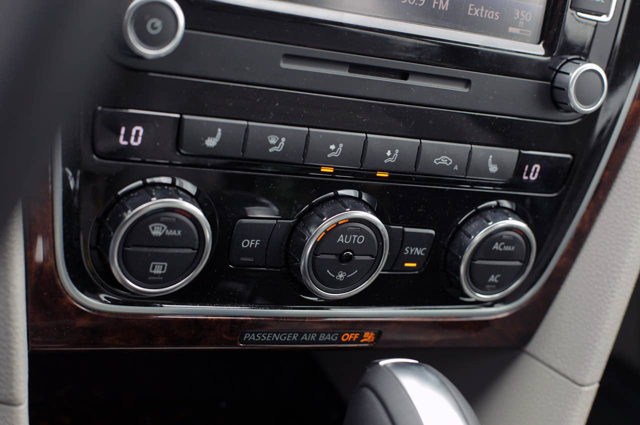 2012 Volkswagen Passat climate controls