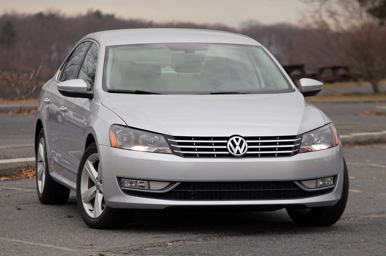 2012 Volkswagen Passat front 3/4 view