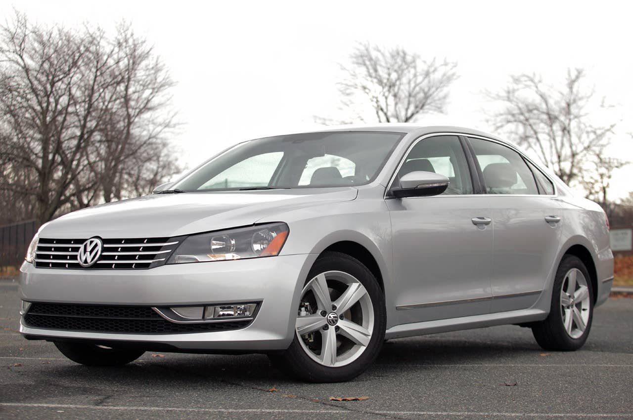 2012 Volkswagen Passat front 3/4 view