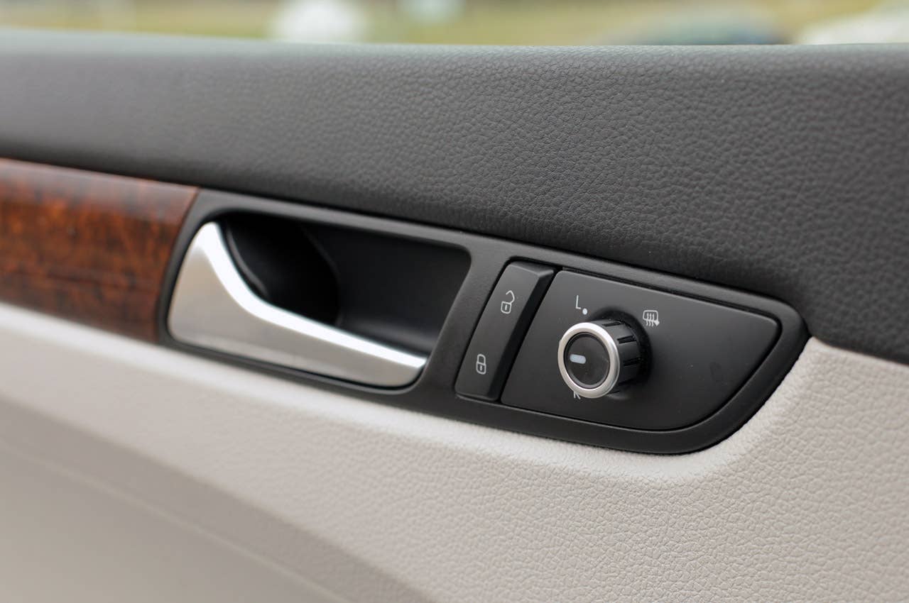 2012 Volkswagen Passat door handle