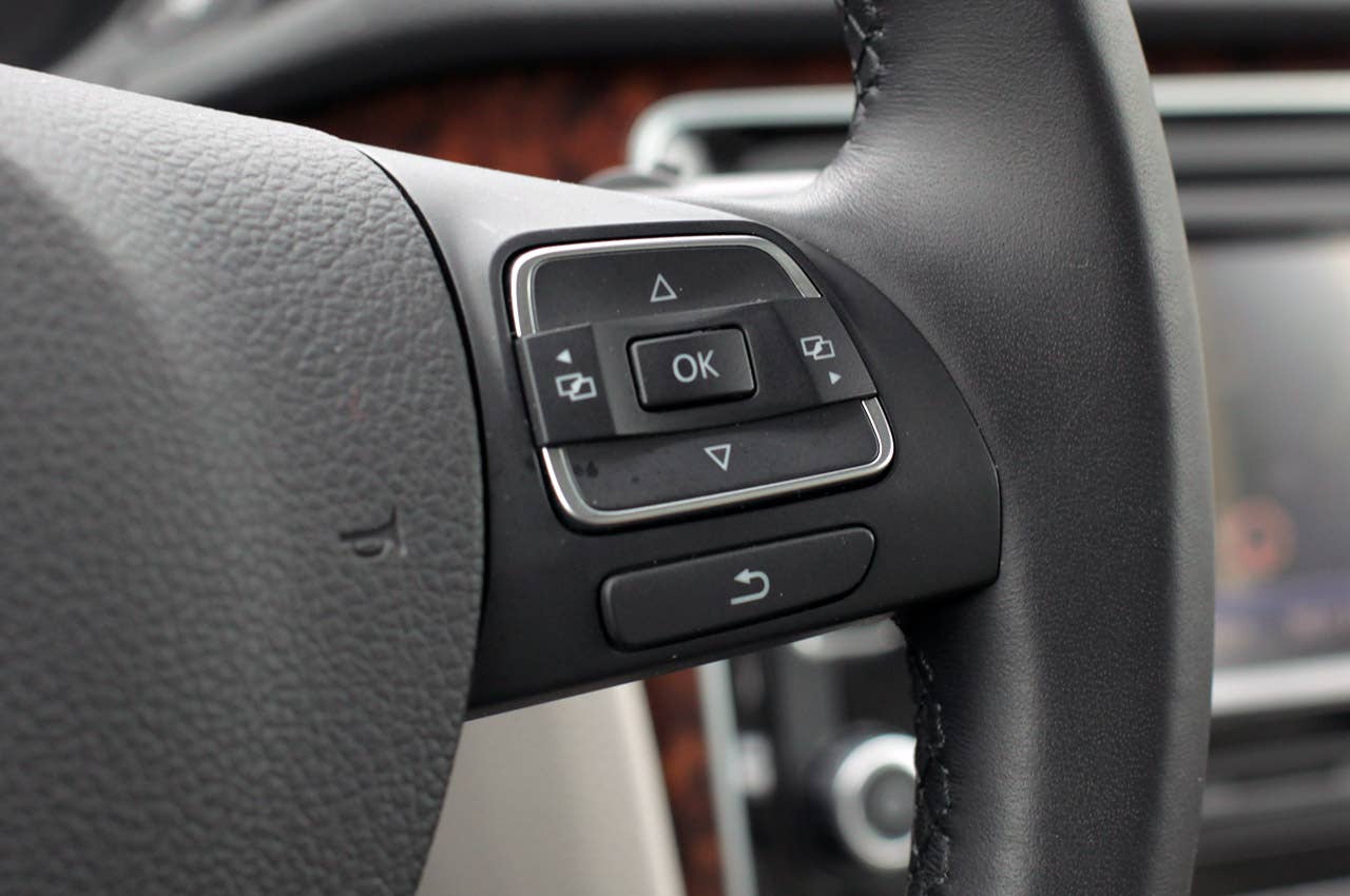 2012 Volkswagen Passat steering wheel controls