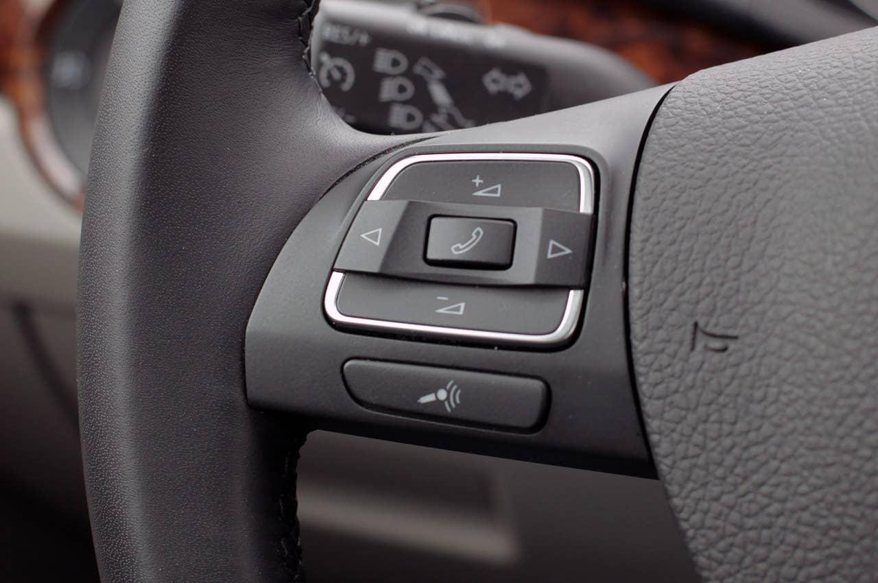 2012 Volkswagen Passat steering wheel controls