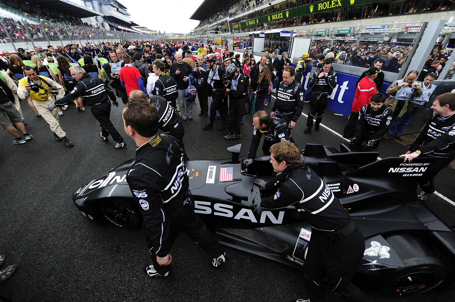 LE MANS, FRANCE - JUNE 16:  The crew f the DeltaWing Nissan roll the car ot to the grid piror to the start of the 80th running of the Le Mans 24 Hour race at the Circuit des 24 Heures du Mans  on June 16, 2012 in Le Mans, France  (Photo by Rick Dole/Getty Images)