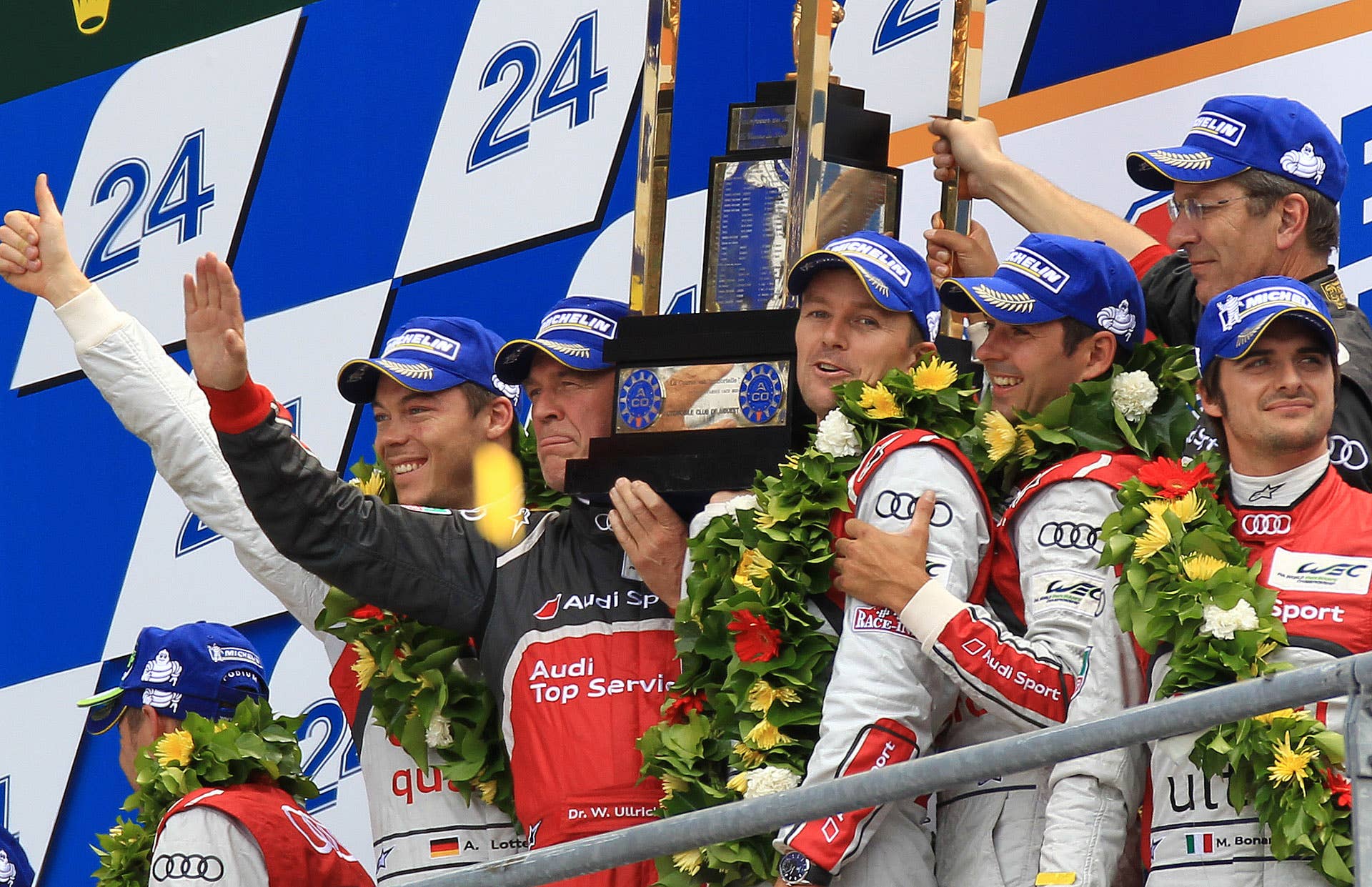 De izquierda a derecha, Andre Lotterer de Alemania, el doctor Wolfgang Ullrich, jefe de Audi Motorsports; el suizo Marcel Fassler, el francs Benoit Treluyer; el director tcnico de Audi, Ralf Juttner, y el piloto italiano Marco Bonanomi, todos del equipo Audi, festejan en el podio tras ganar la 80ma edicin de las 24 Horas de Le Mans, en esta ciudad del oeste de Francia, el domingo 17 de junio de 2012. (Foto AP/Bob Edme)