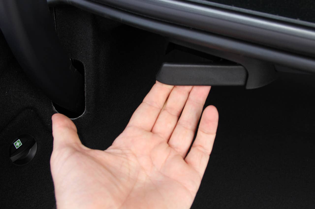 2012 Mercedes C-Class Coupe trunk lever
