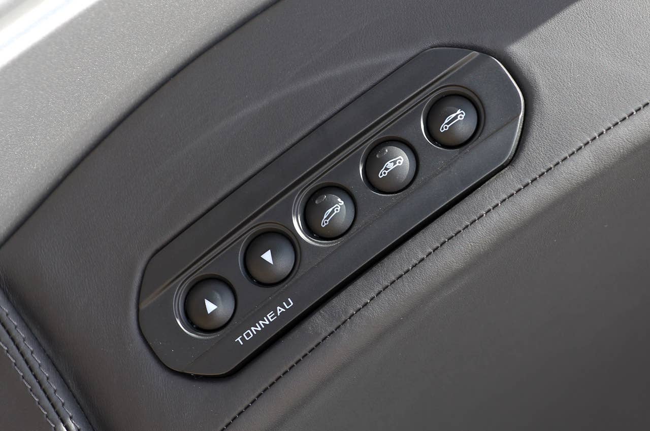 2013 McLaren MP4-12C Spider tonneau controls