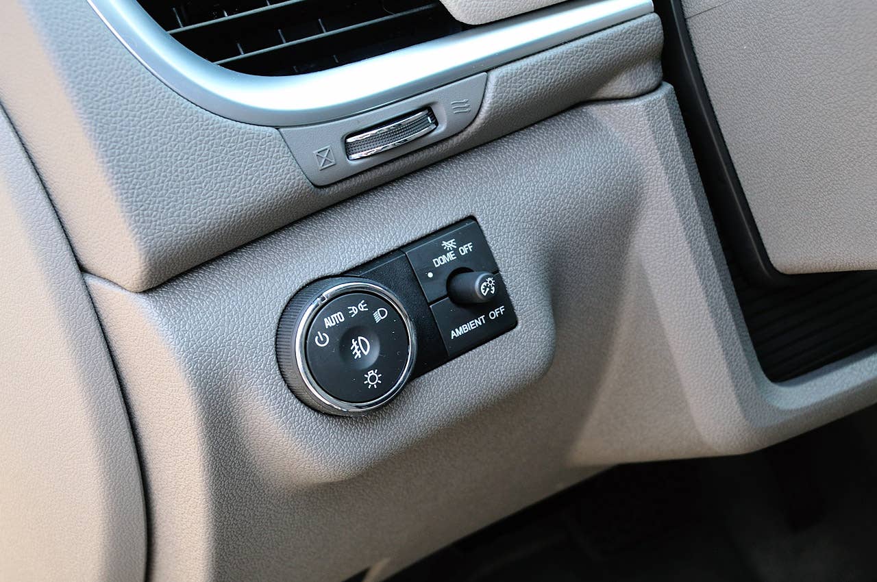 2013 Chevrolet Traverse headlight controls