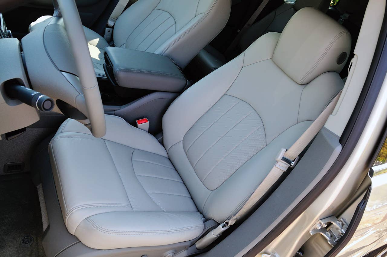2013 Chevrolet Traverse front seats