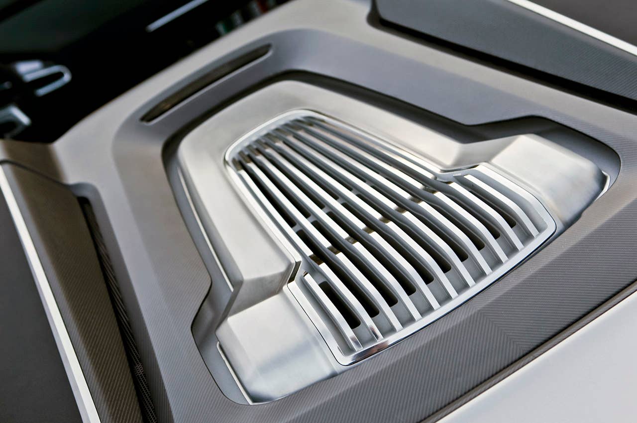 2014 Audi e-tron Spyder engine cover