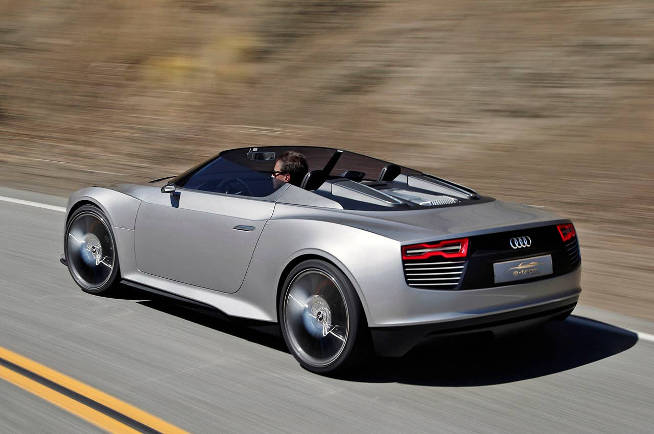 2014 Audi e-tron Spyder driving