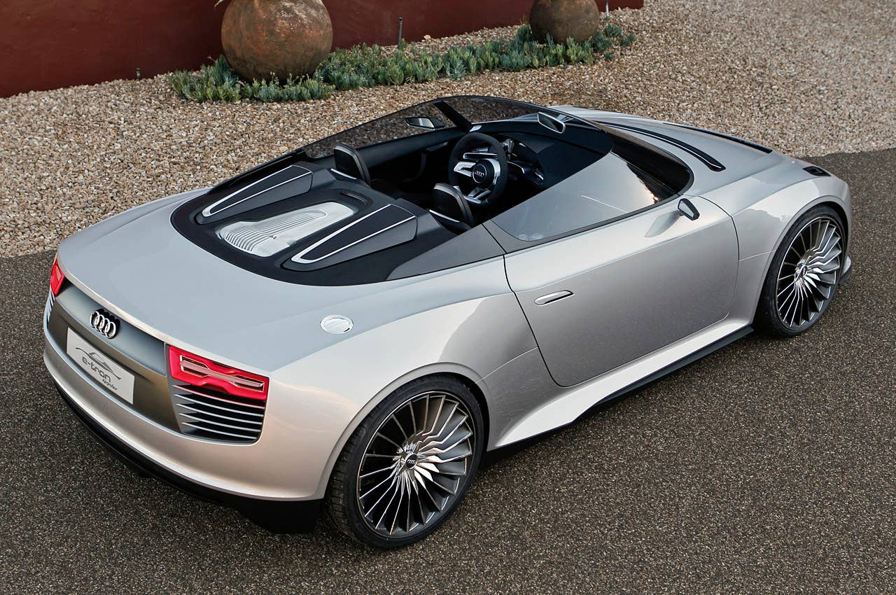 2014 Audi e-tron Spyder rear 3/4 view