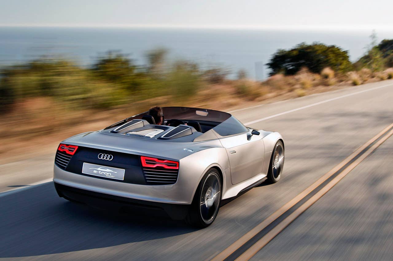 2014 Audi e-tron Spyder driving