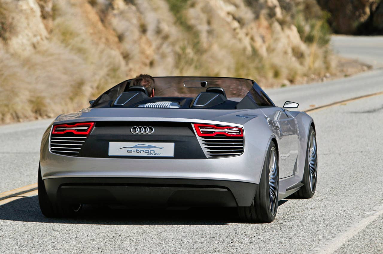 2014 Audi e-tron Spyder driving