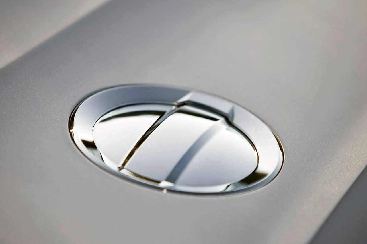 2014 Audi e-tron Spyder fuel door