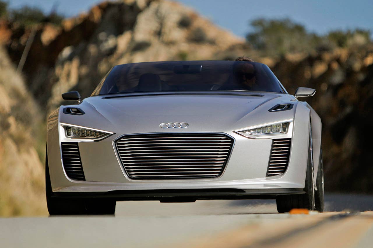 2014 Audi e-tron Spyder driving