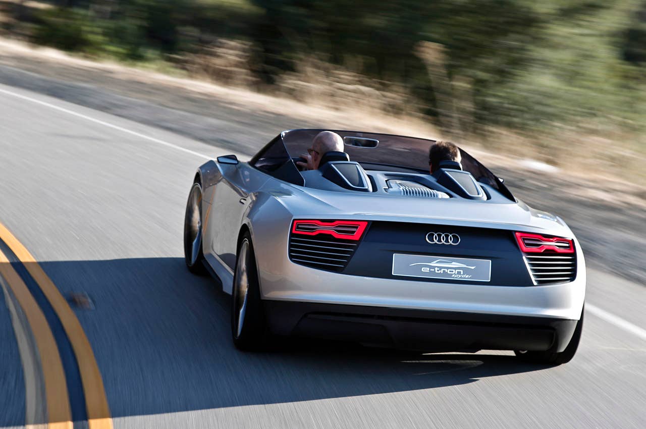 2014 Audi e-tron Spyder driving