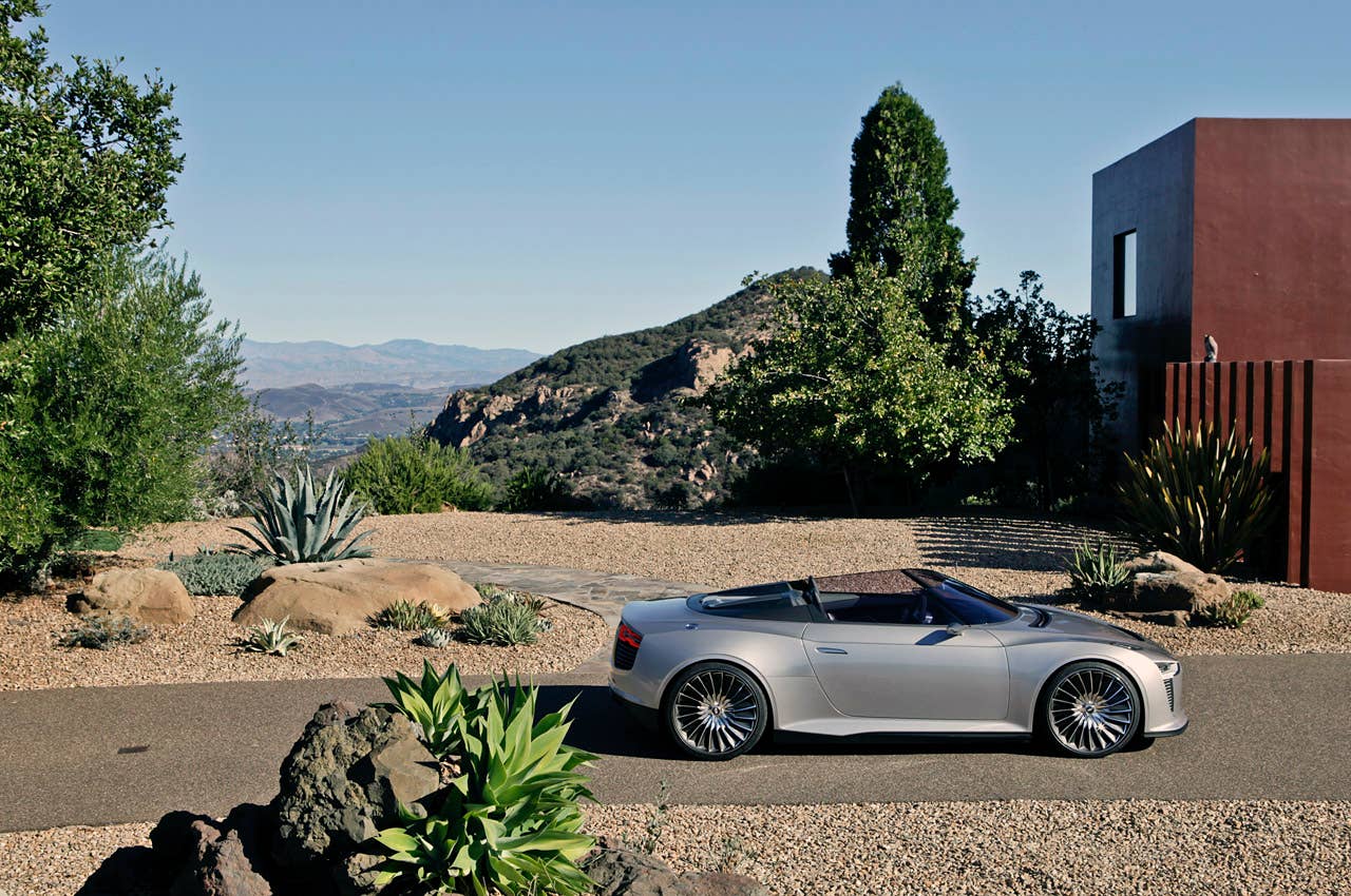 2014 Audi e-tron Spyder side view