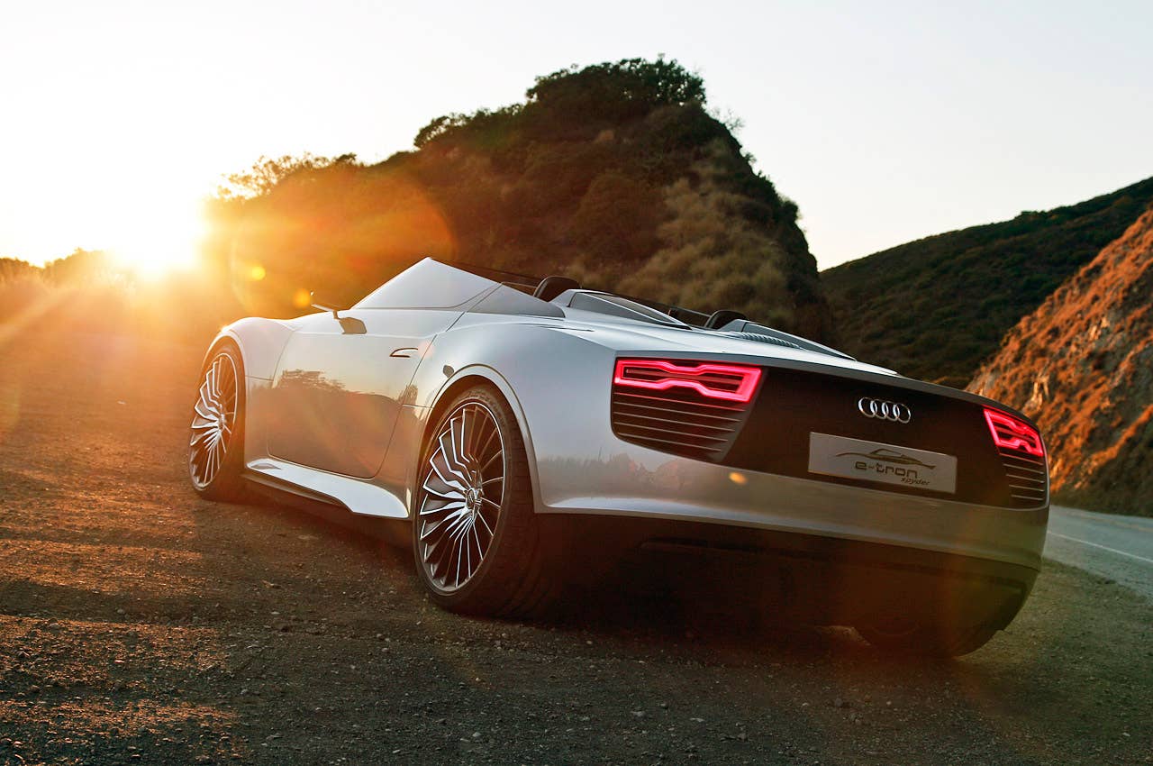 2014 Audi e-tron Spyder rear 3/4 view