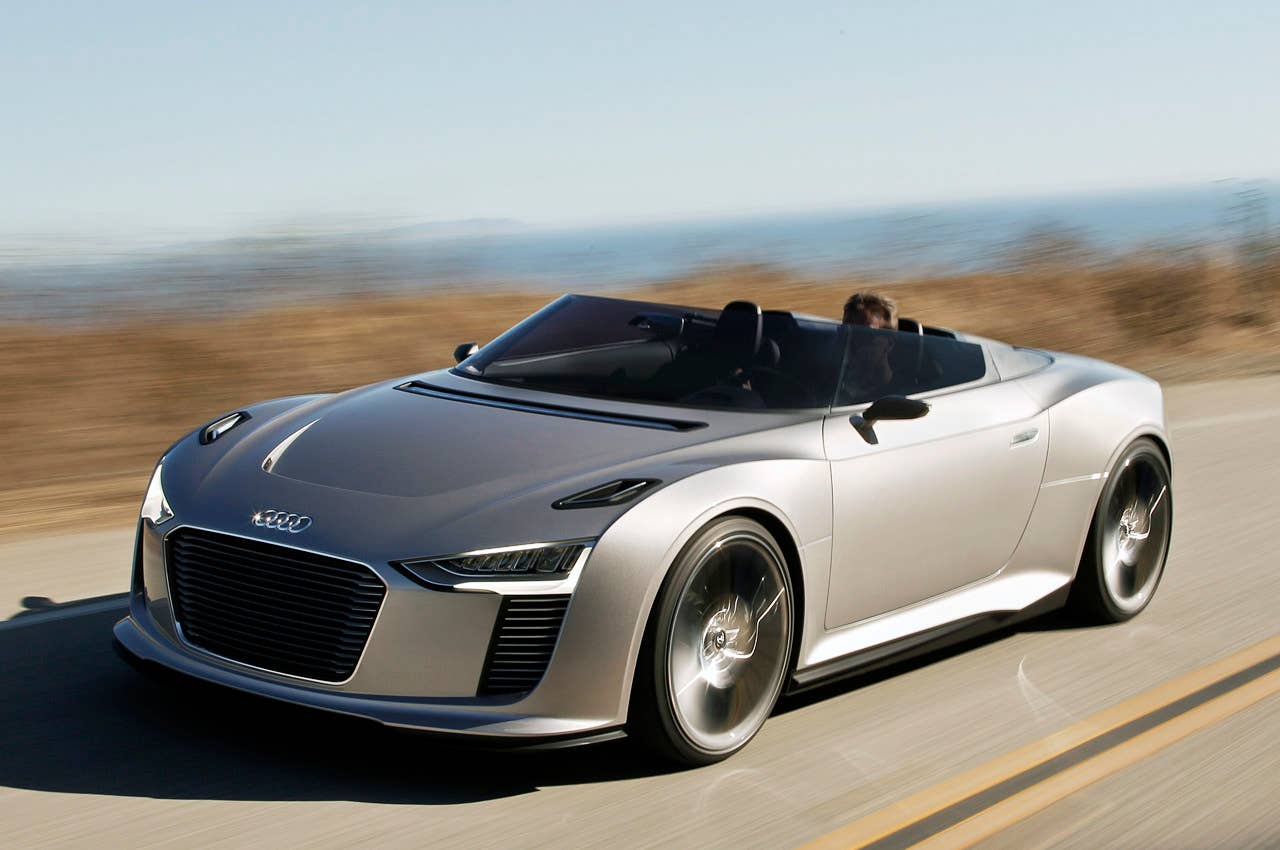2014 Audi e-tron Spyder driving