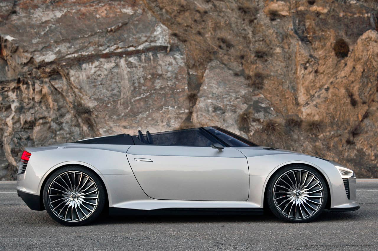 2014 Audi e-tron Spyder side view