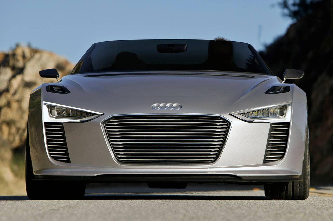 2014 Audi e-tron Spyder front view