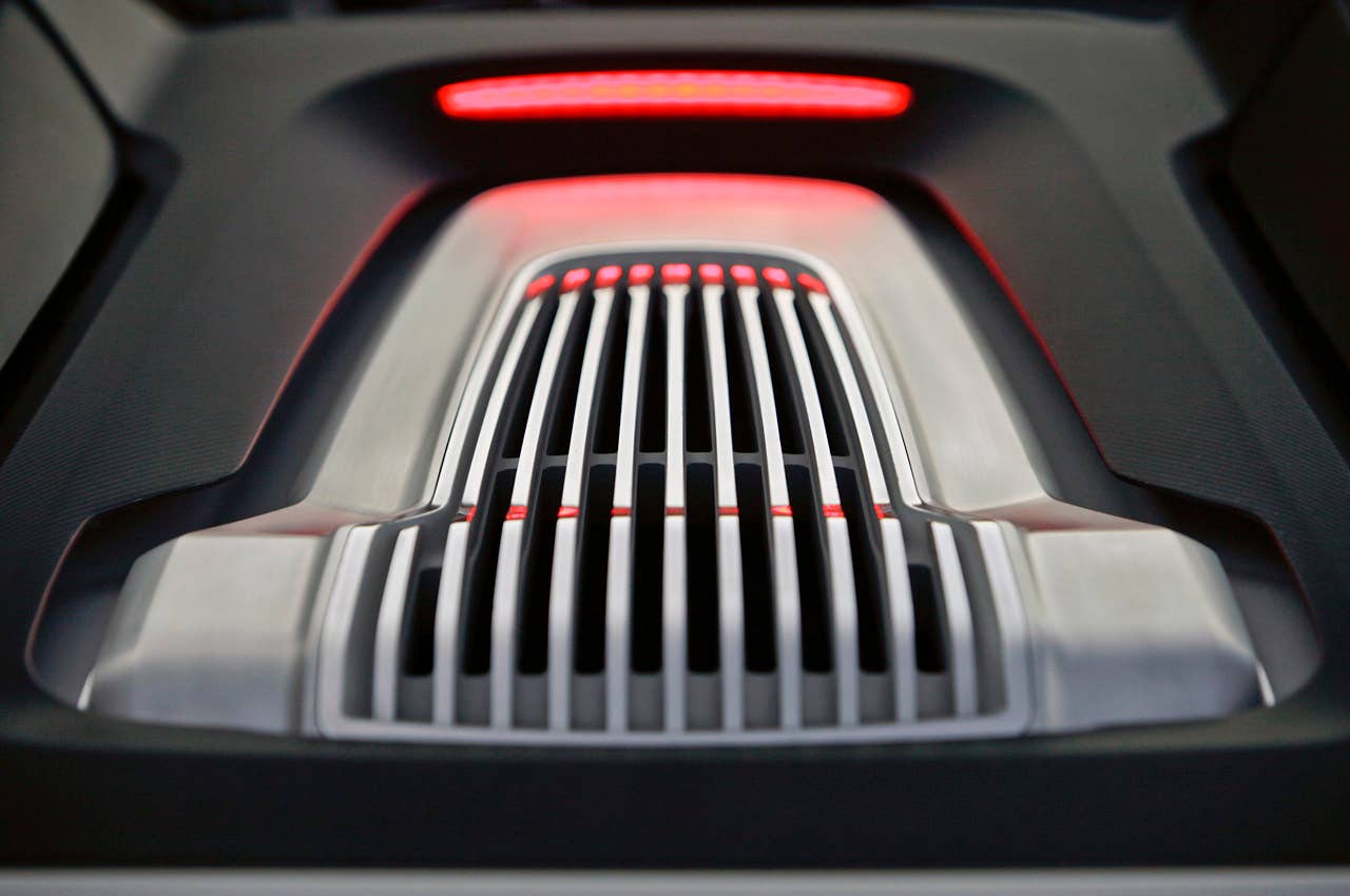 2014 Audi e-tron Spyder engine cover