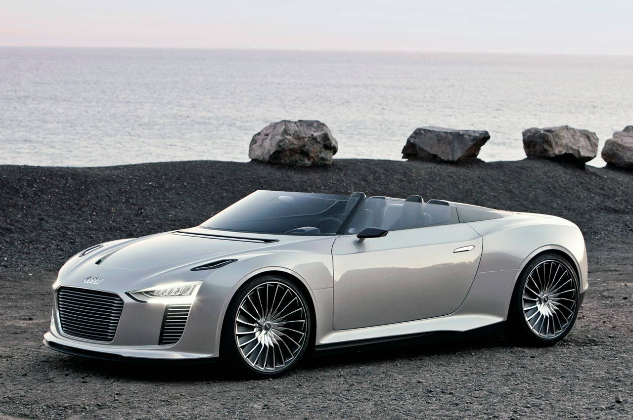 2014 Audi e-tron Spyder front 3/4 view