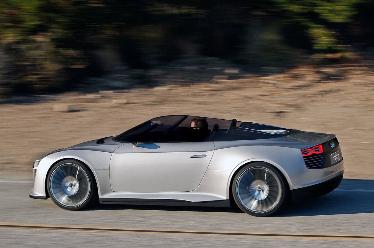 2014 Audi e-tron Spyder driving