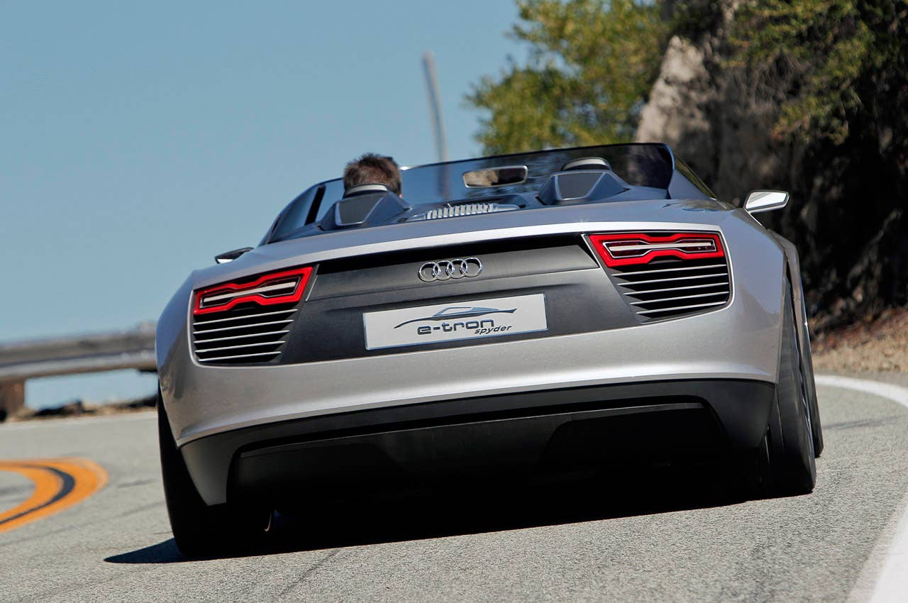 2014 Audi e-tron Spyder driving