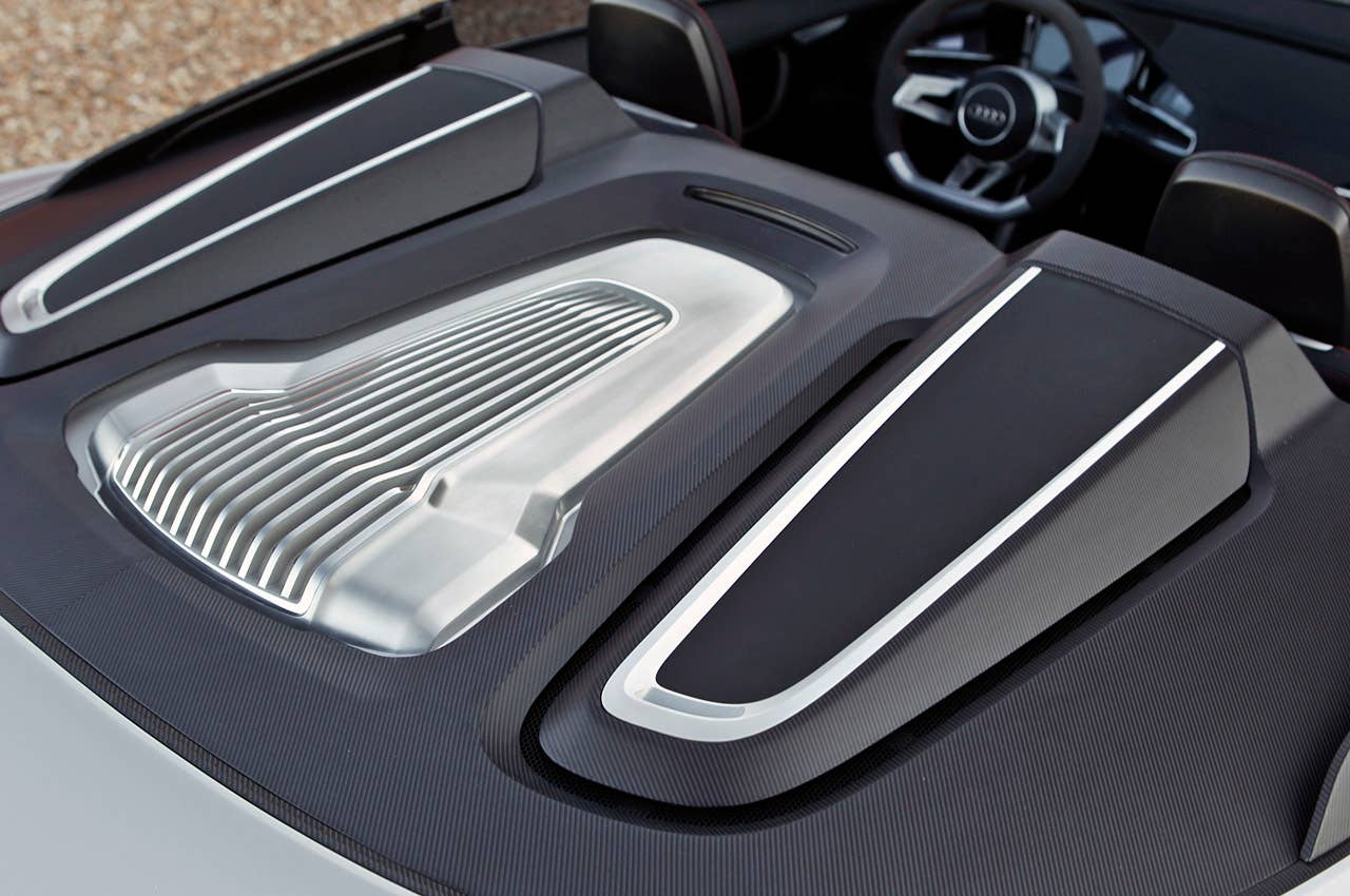 2014 Audi e-tron Spyder engine cover