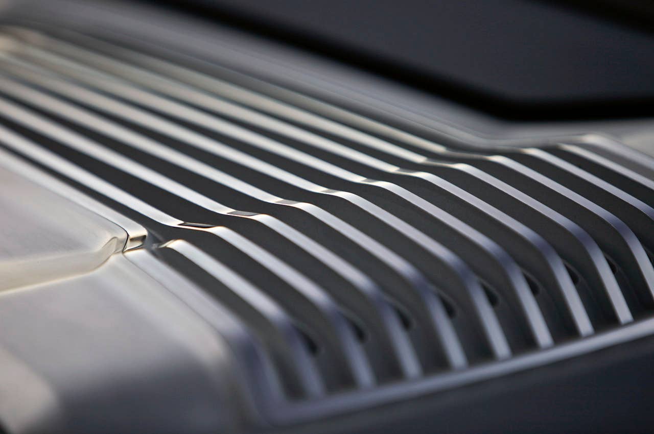 2014 Audi e-tron Spyder engine cover