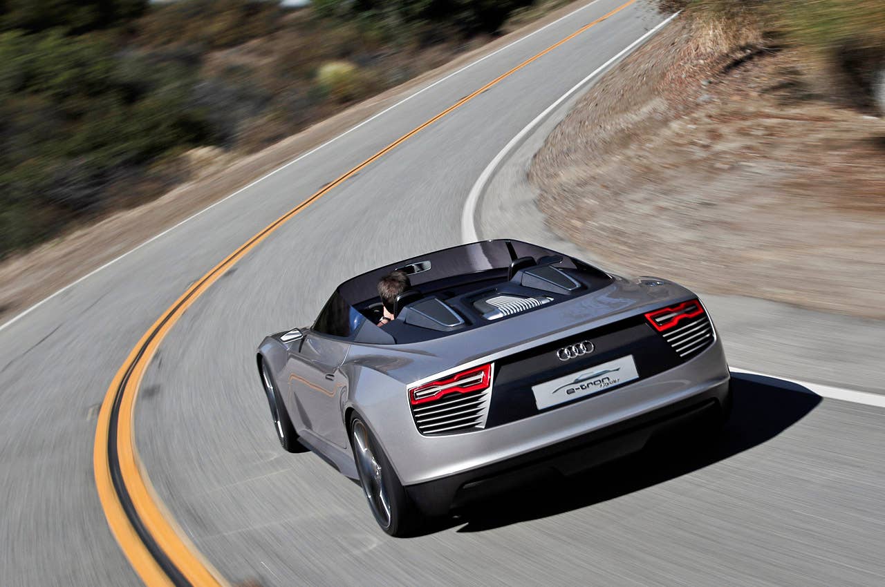2014 Audi e-tron Spyder driving