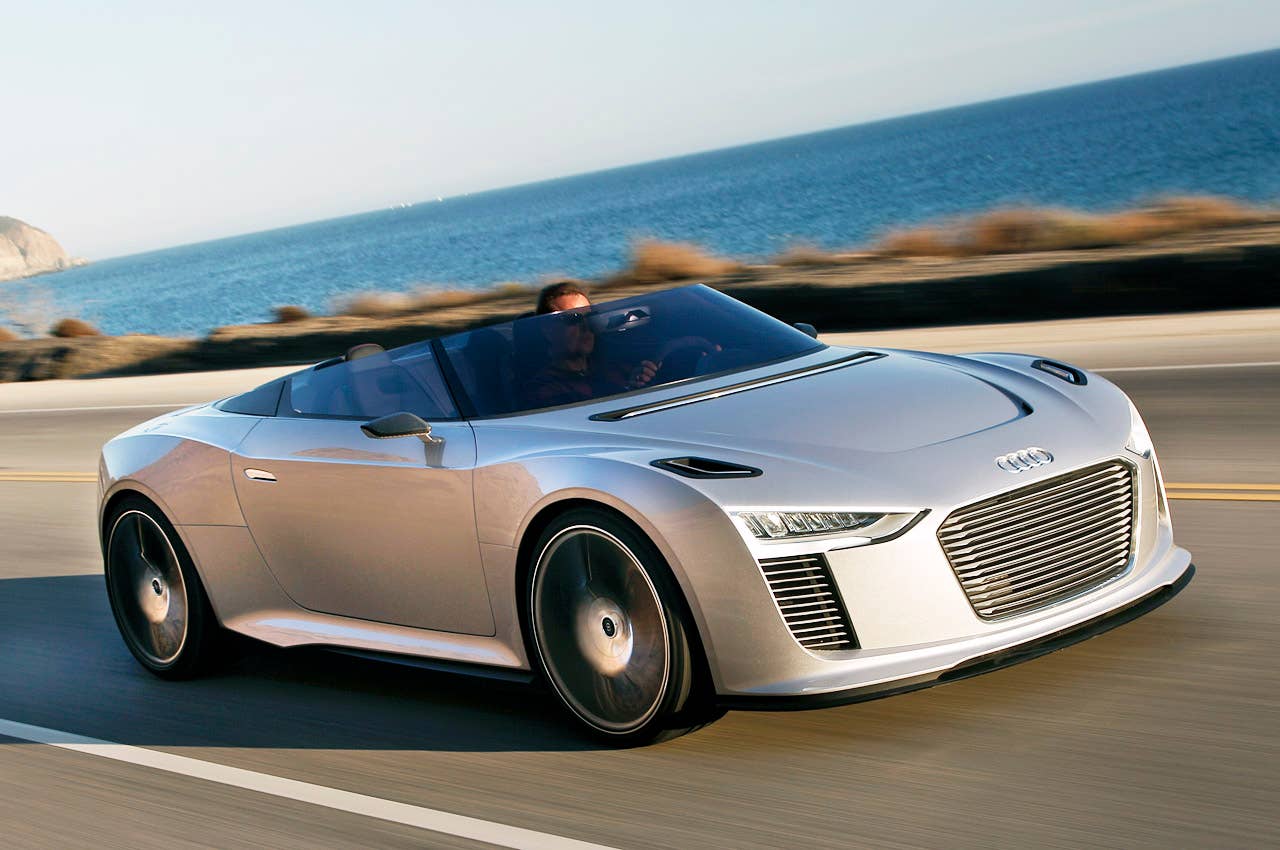2014 Audi e-tron Spyder driving