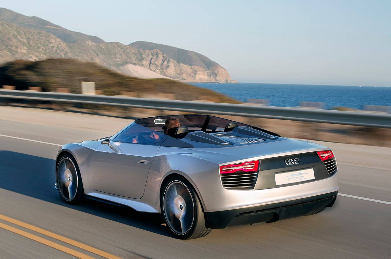 2014 Audi e-tron Spyder driving