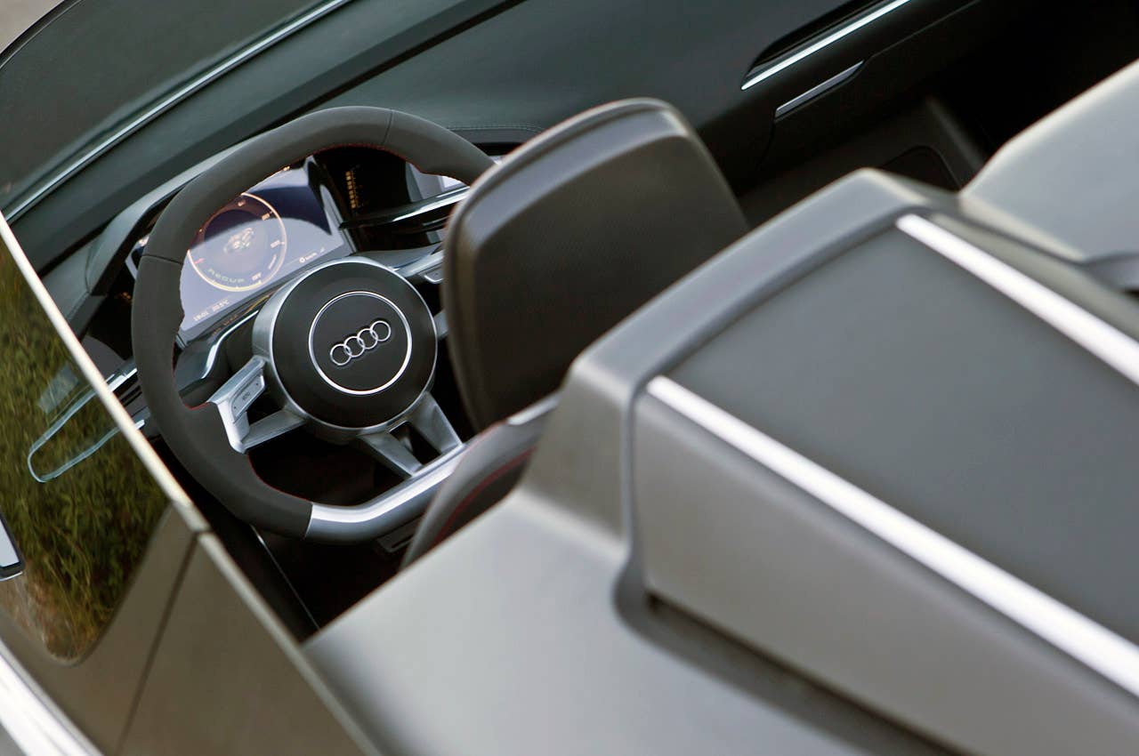 2014 Audi e-tron Spyder interior