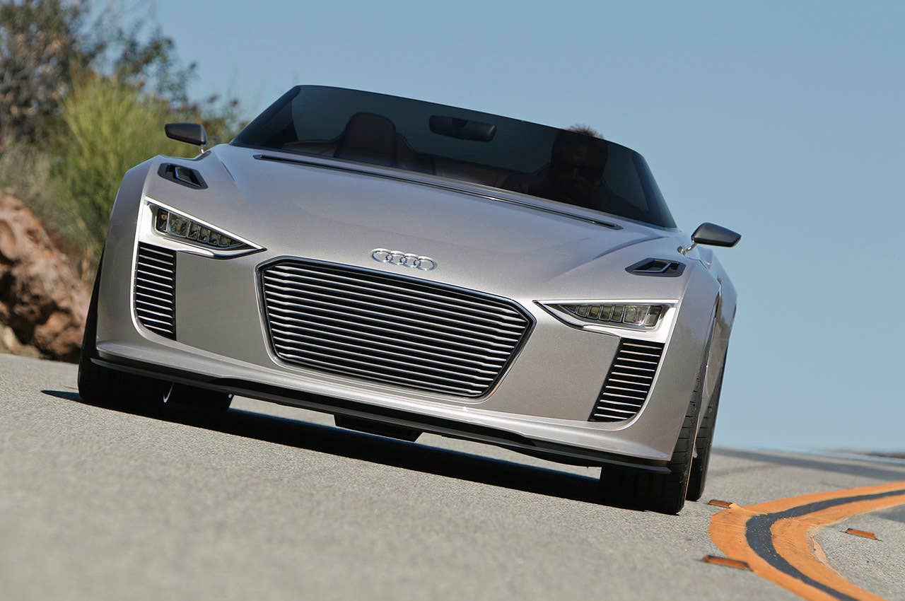 2014 Audi e-tron Spyder driving